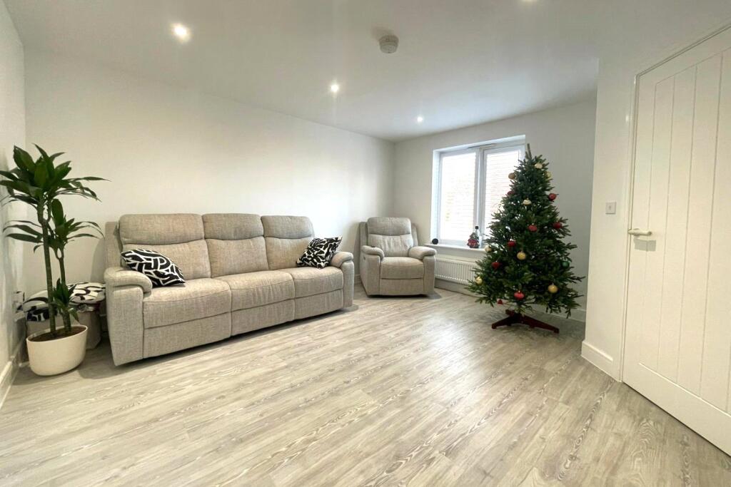 Hylle Way, Tongham, Surrey, GU10