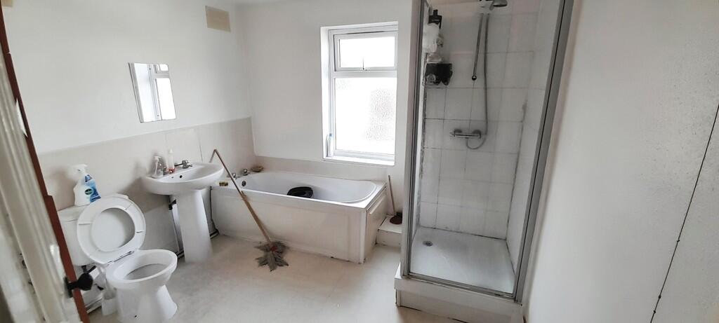 8369e3a9-WhatsApp...