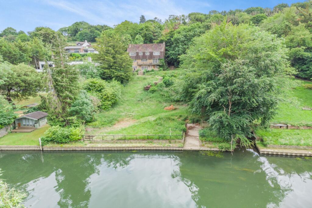 Mendota, Stonehouse Lane, Cookham, SL6 9TP