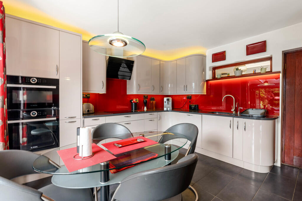 6 Hawkesworth Dri...