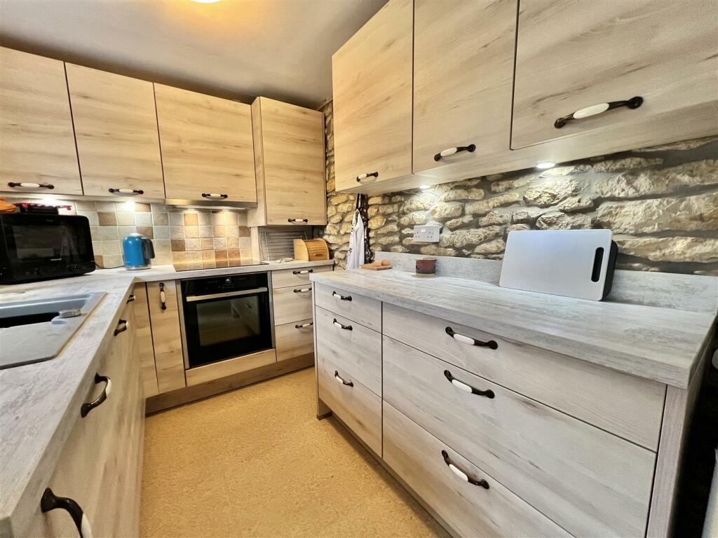 Kitchen 1a.jpg