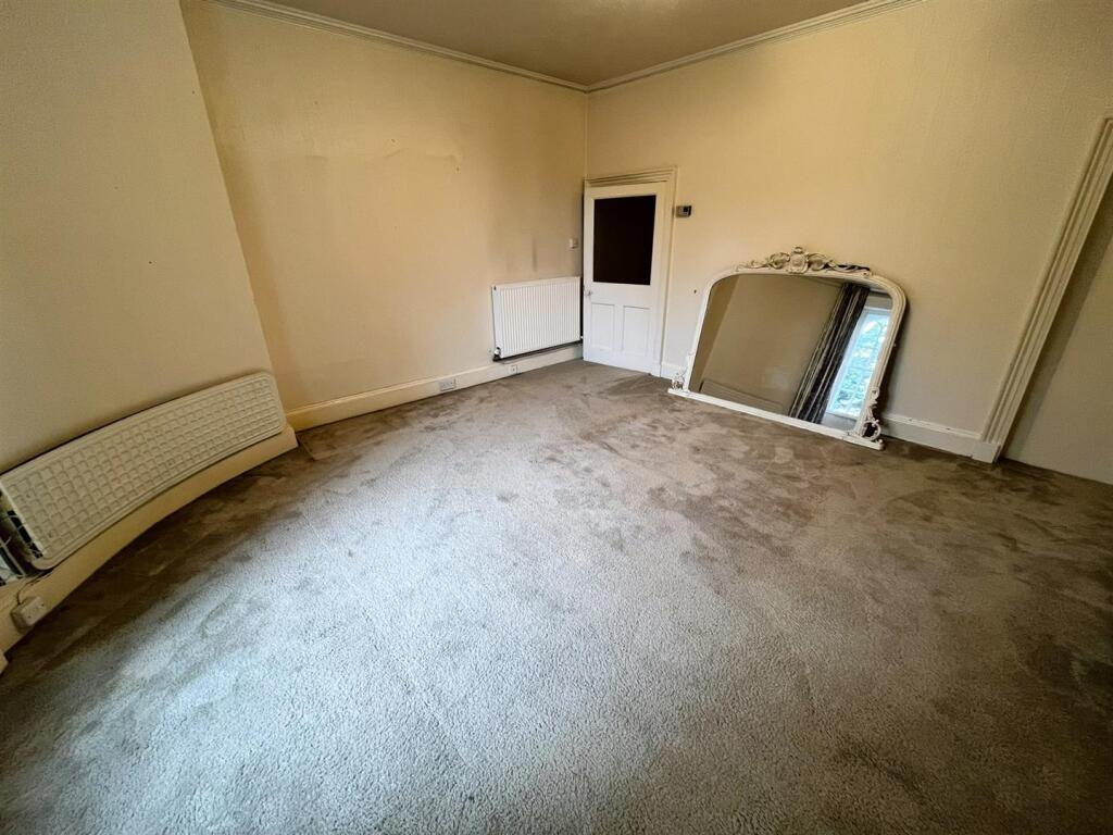 SITTING ROOM/BEDROOM 5