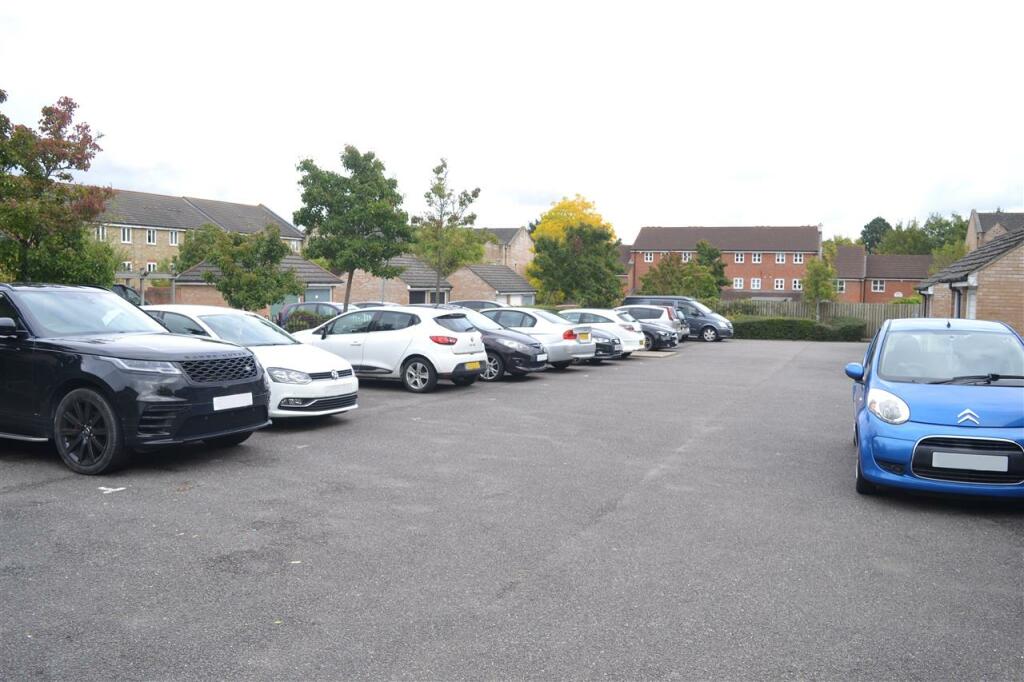 COMMUNAL PARKING