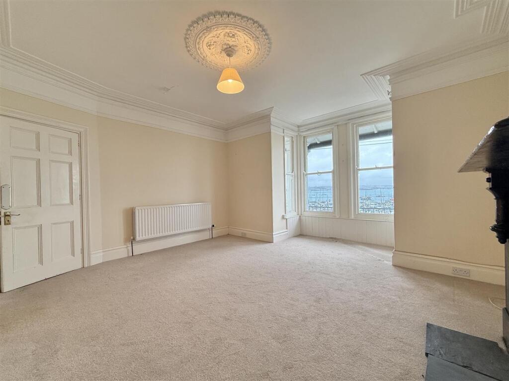 Flat 1 - LivingRoom.jpg