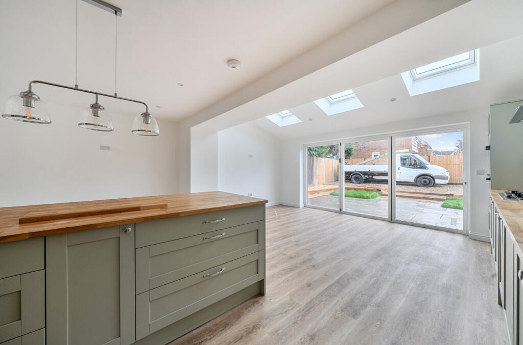 1376417-8-690c7b8...