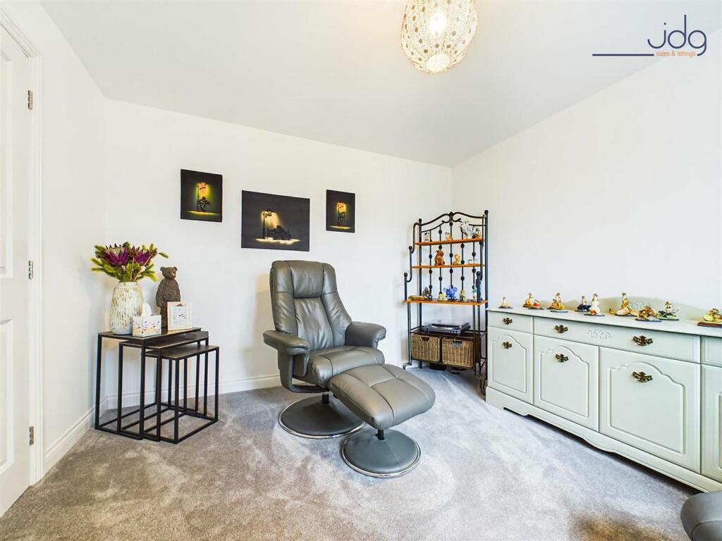 Sitting Room / 2nd Bedroom