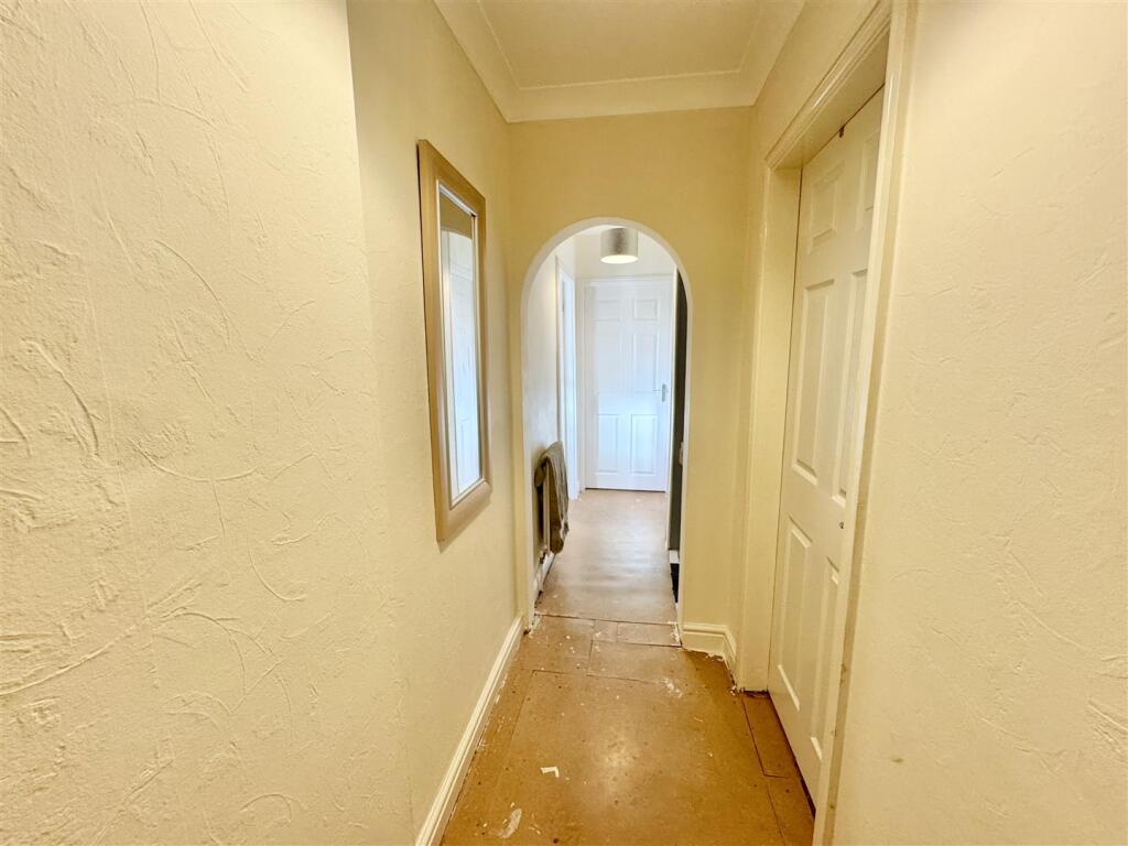 FIRST FLOOR LANDING