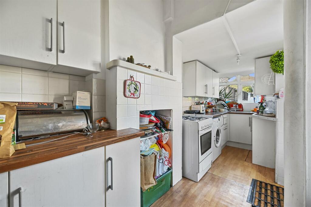 Aston Rowe - Long Drive7.JPG