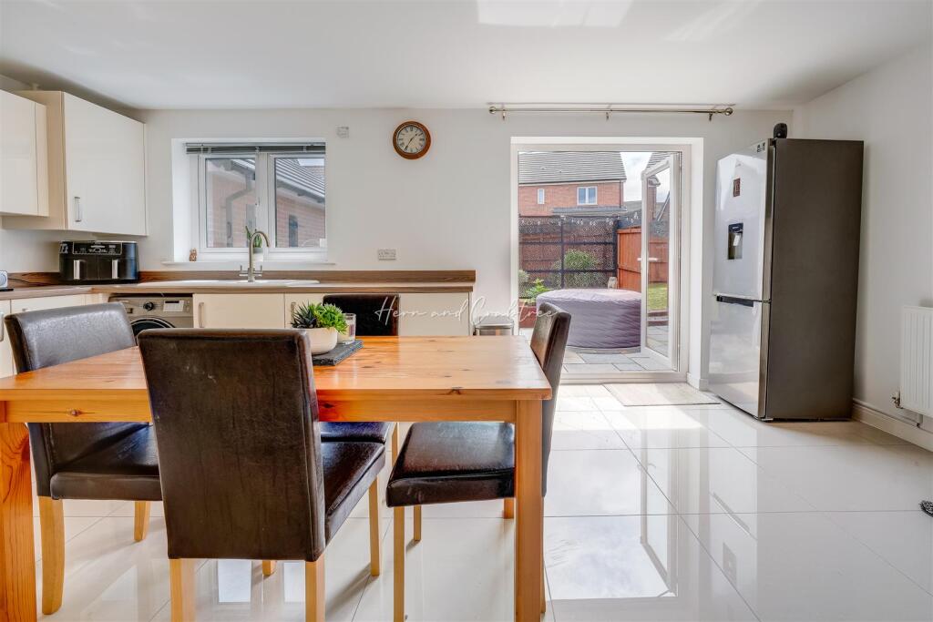 Gwern Close, St Lythans Park, HernCrabtree (21).jp