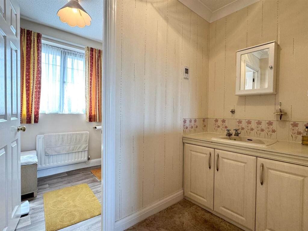 Master bedroom ensuite.jpg