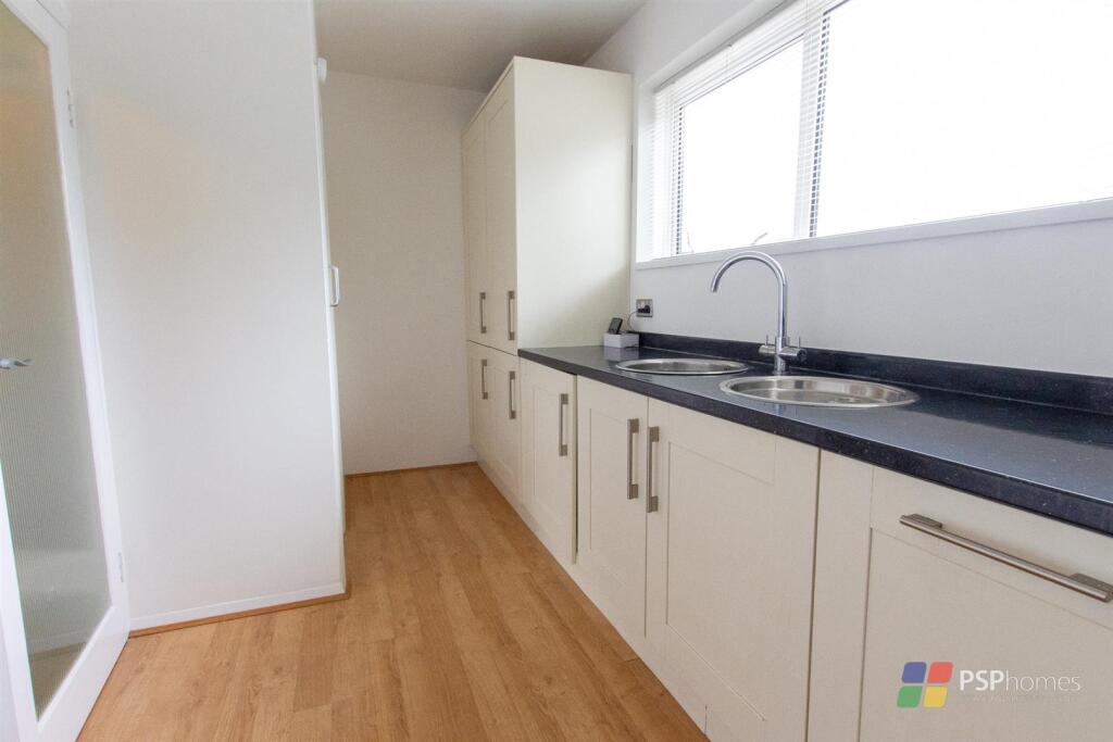 7 Queens Crt - kitchen-1.jpg