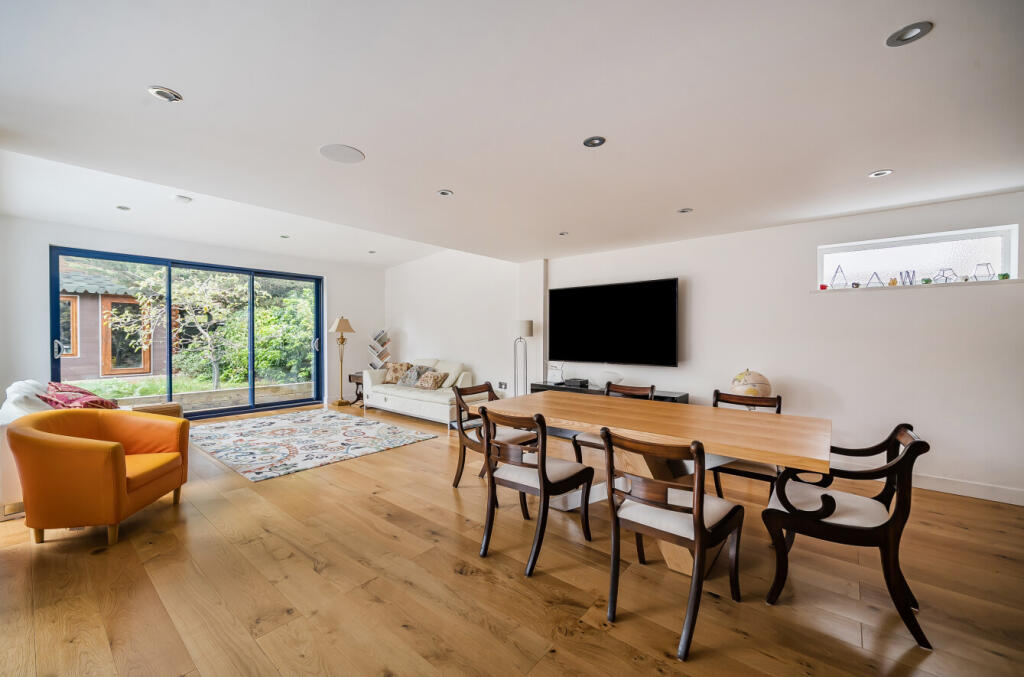 1369584-2-68f2449...