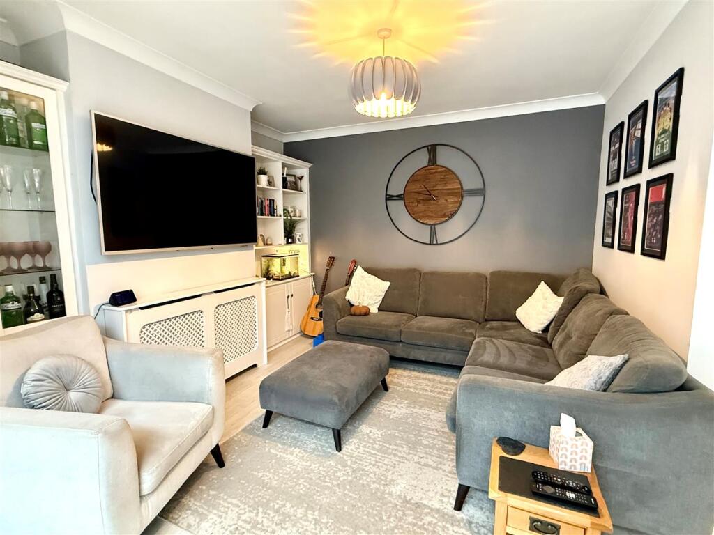 72 Elloughton Family Room.jpg