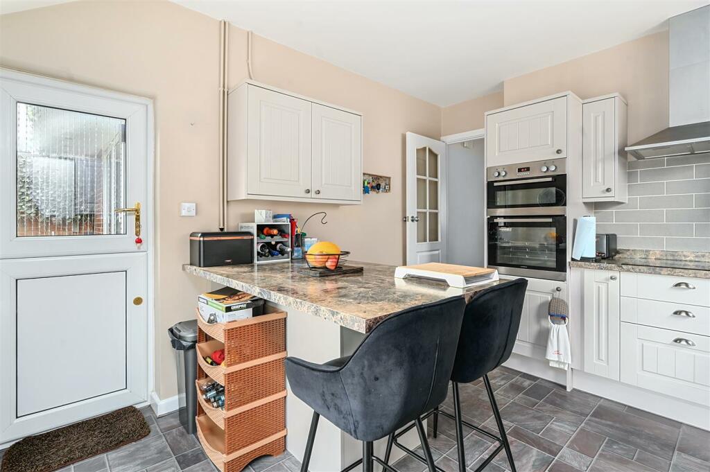 5 Wood Lane , Small dole, BN5 (9).jpg