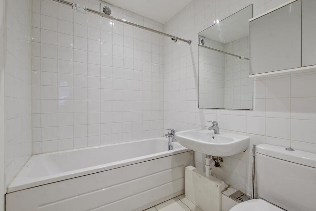 01-thumb0806GCPMSC - 7a Canfield Place - Bathroom 