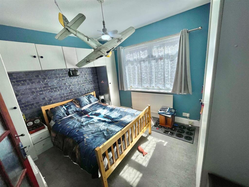 25 Elmroyd Ave Bed 2.jpg