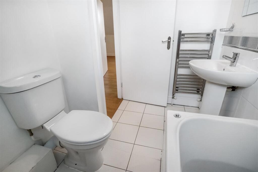 Bathroom 2.jpg