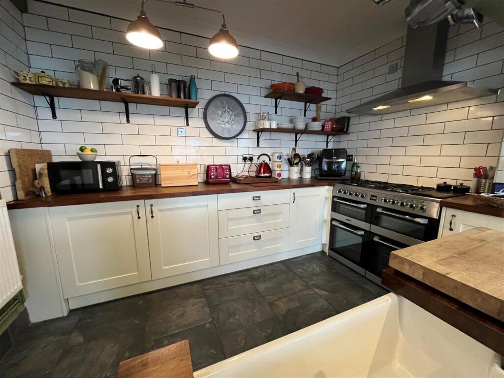 Kitchen a.jpg
