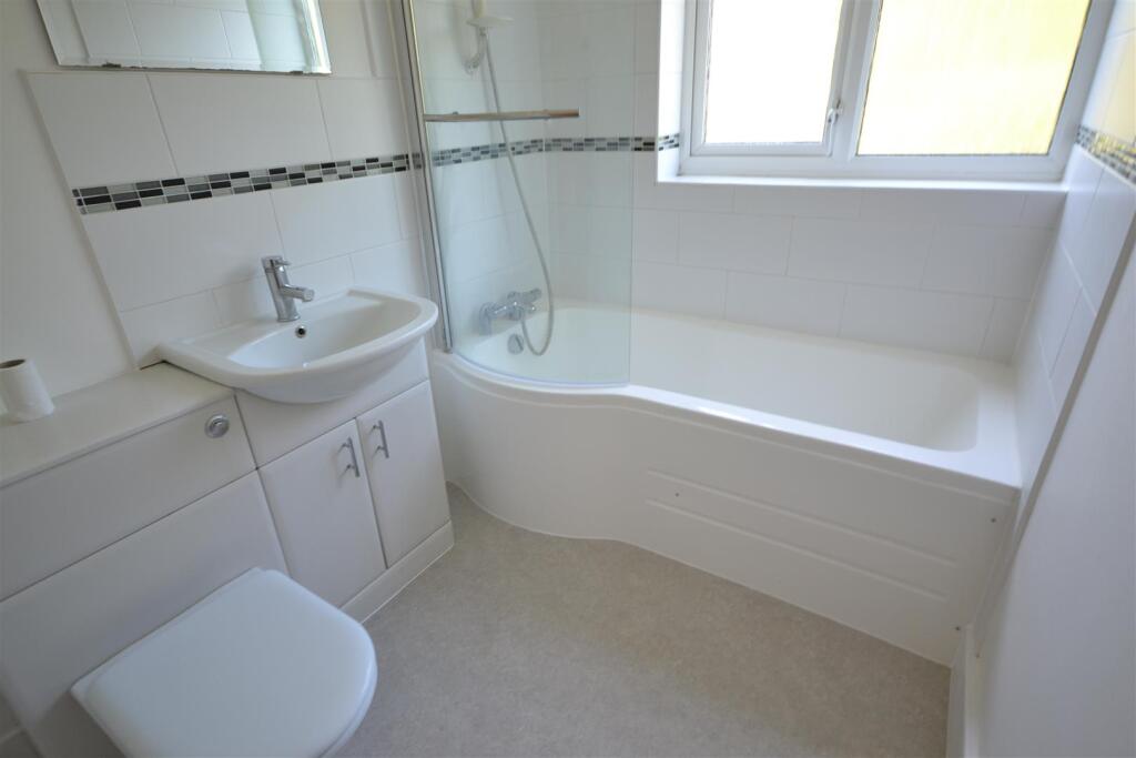 76 Sycamore Rd - Bathroom.JPG