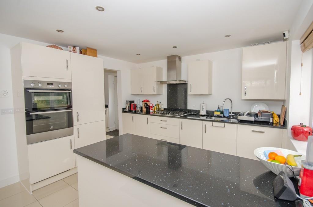 Kitchen pic 2.jpg