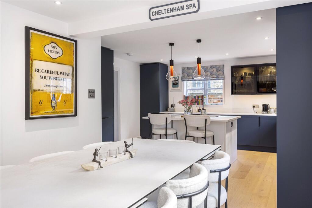 Kitchen/ Dining Room
