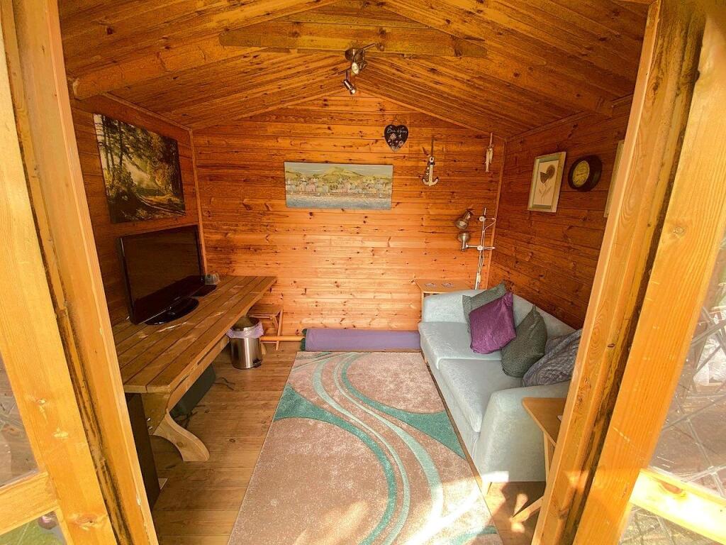 27 de la warr Rd - Chalet.jpg