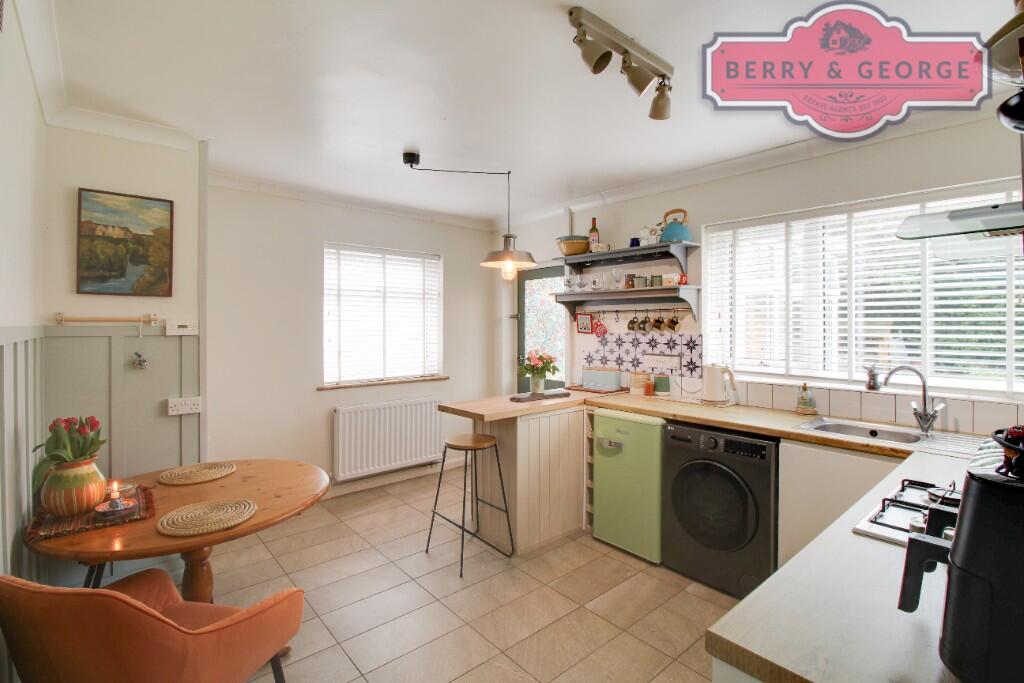 KITCHEN / BREAKFAST