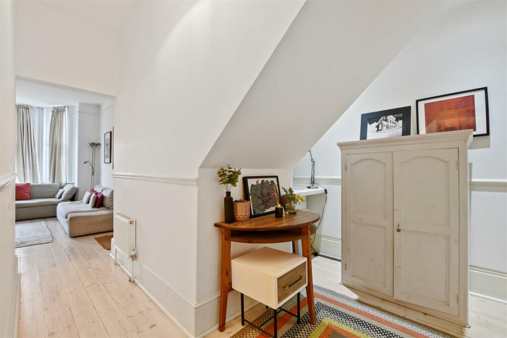 09-ad60GCWT - GFF 14 Radcliffe Ave - Hall -Origina