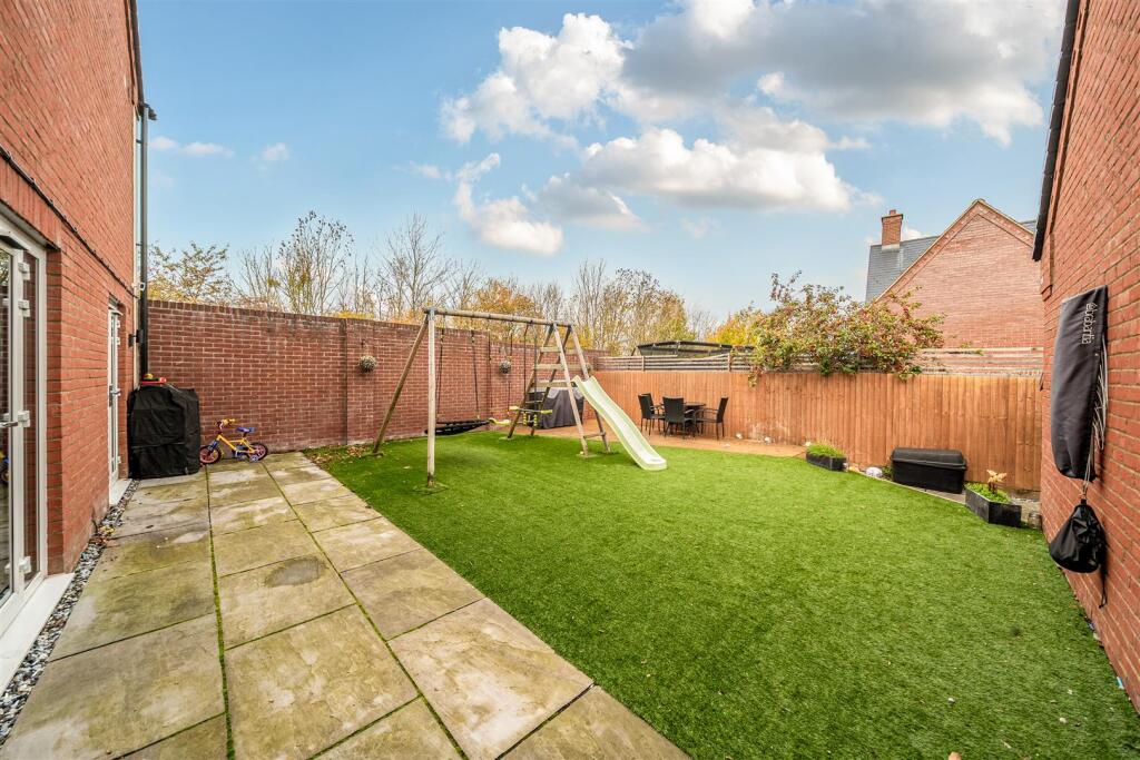 18 Ratcliffe Close, Old Stratford (20).jpg