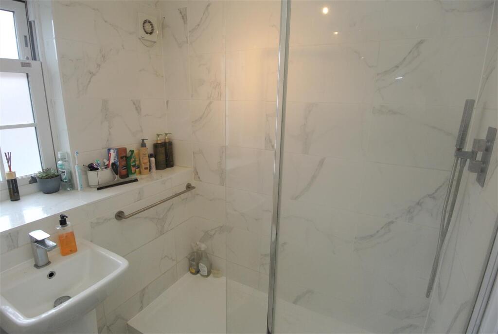 Bathroom 2.JPG