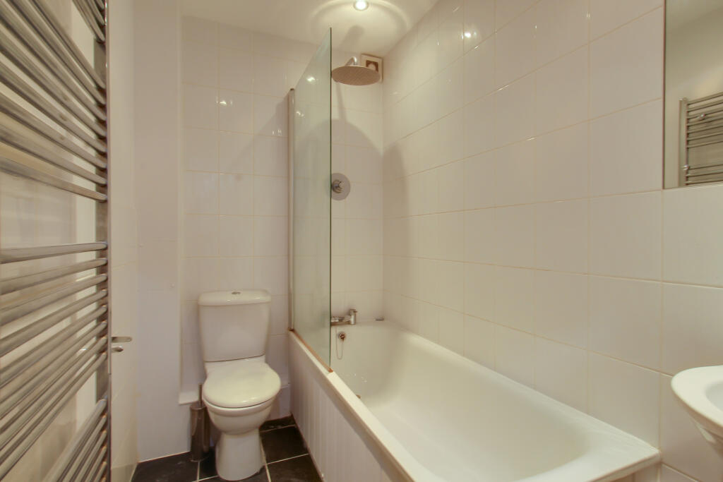 5.bathroom.jpg