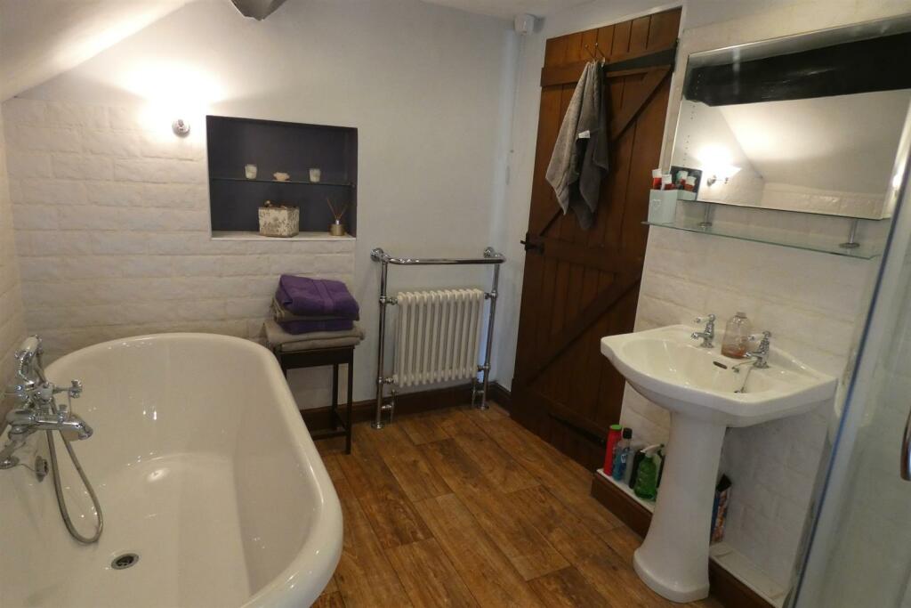 SPACIOUS BATHROOM