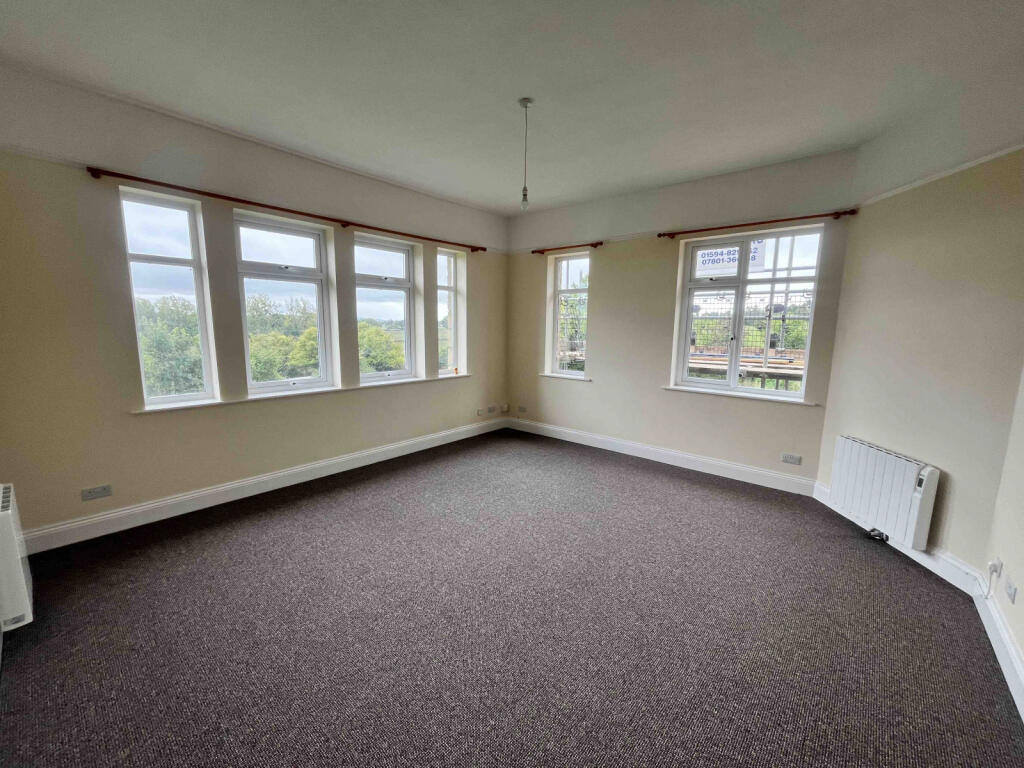 LARGE LIVING ROOM