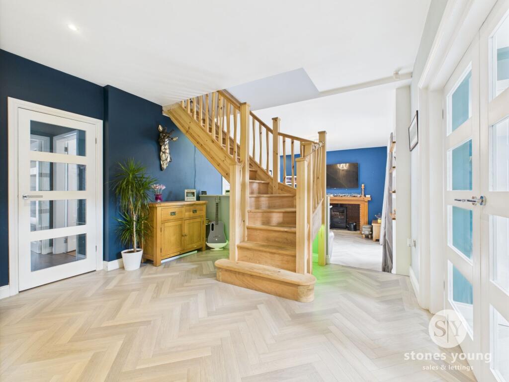 Split level lounge diner