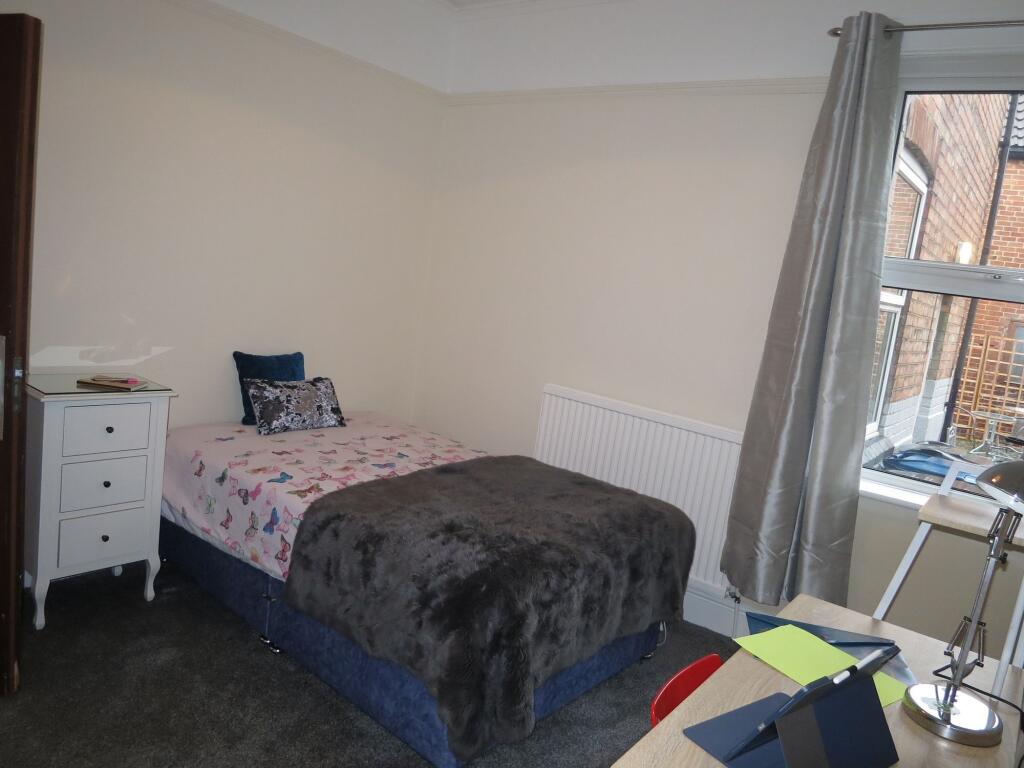 A cozy double bedroom featuring a comfortable b...