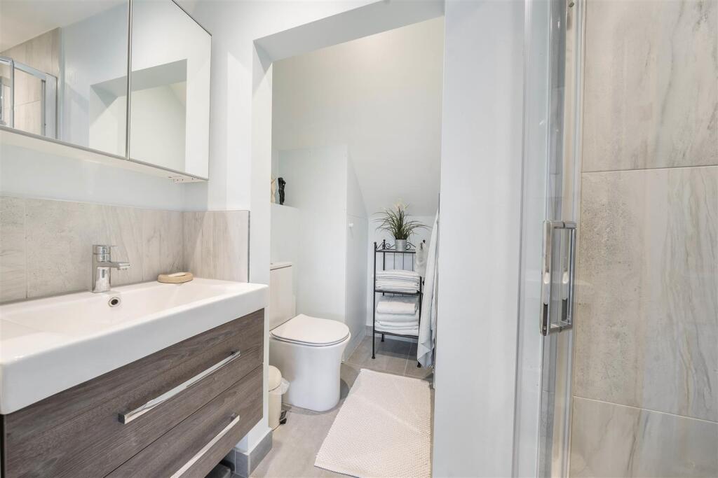 En Suite Shower Room: