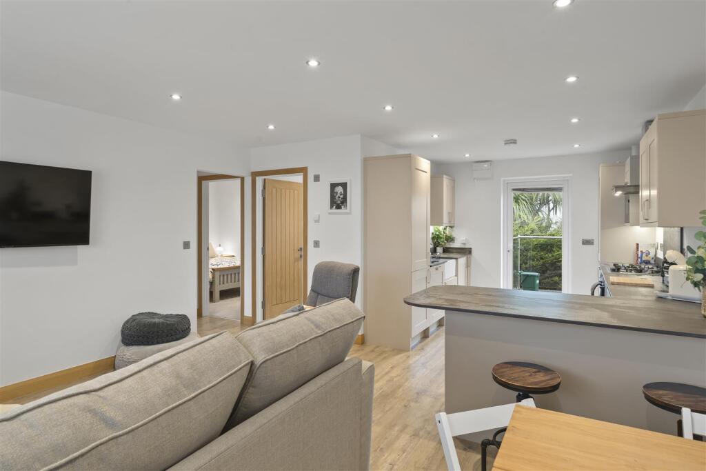 flat 5 lounge_kichten.jpg