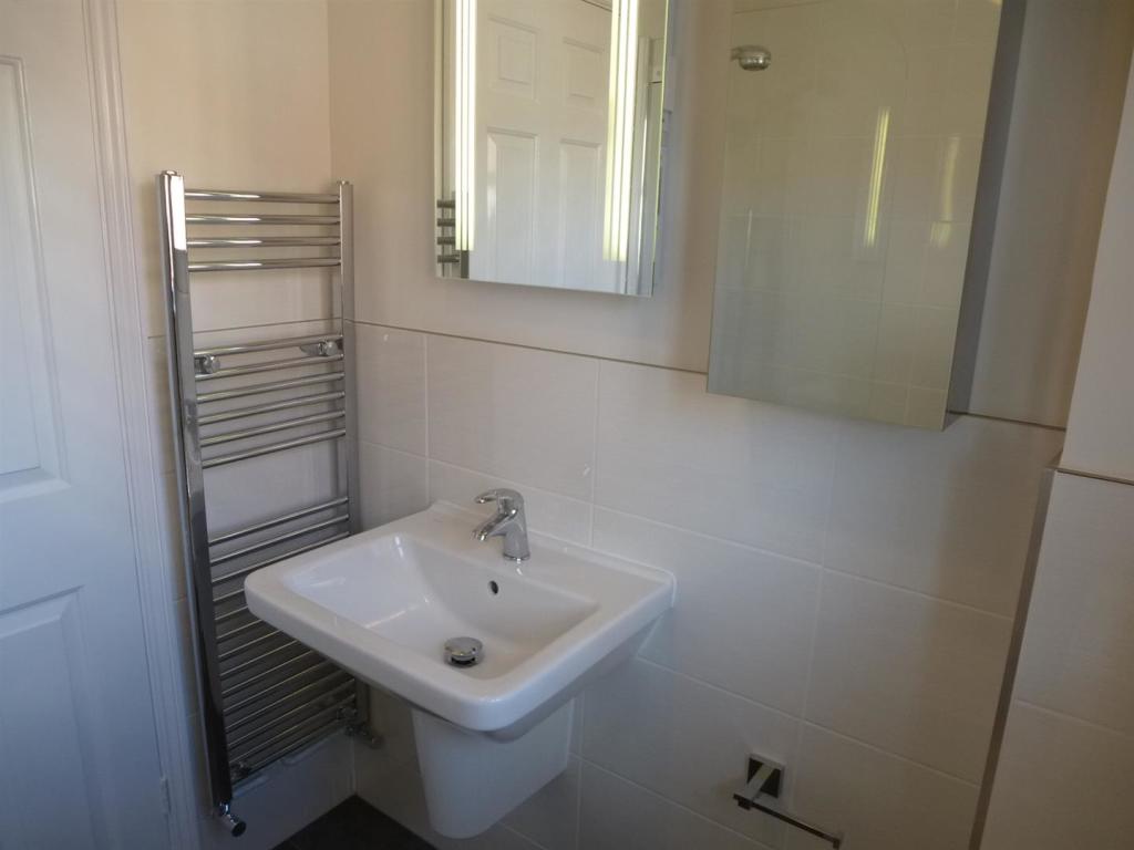10 Jubilee Lane bathroom 1.jpg