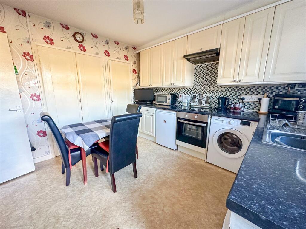 ALTERNATE VIEW OF KITCHEN/DINER