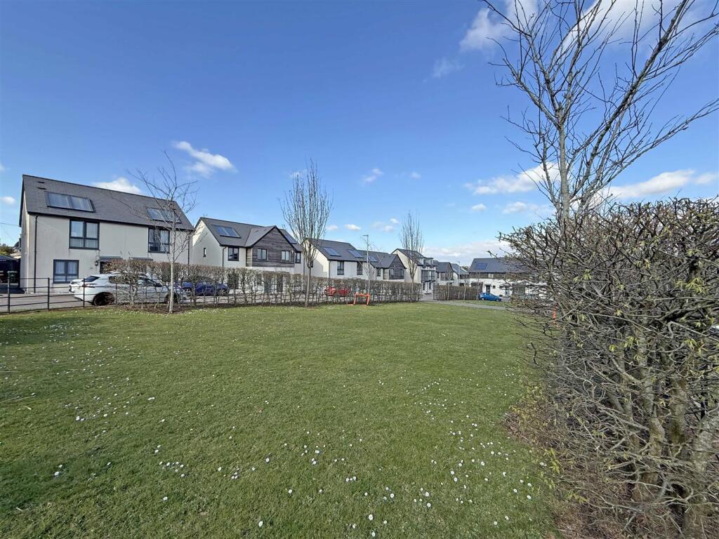 Cobham Close 14 - Communal Green.jpg