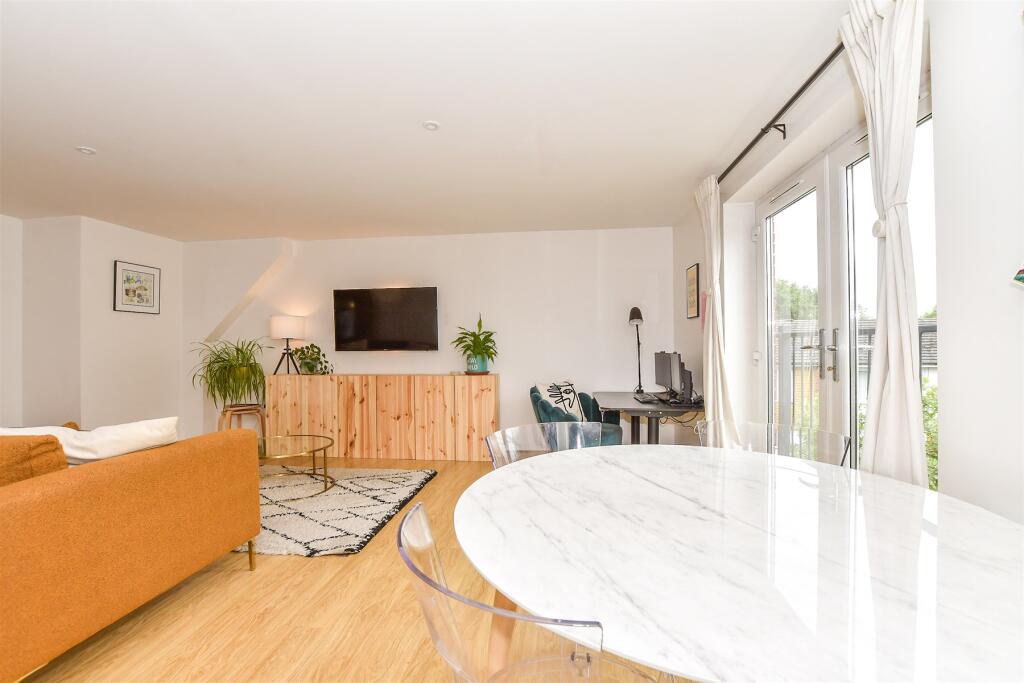 Lounge/ Diner/ Kitchen