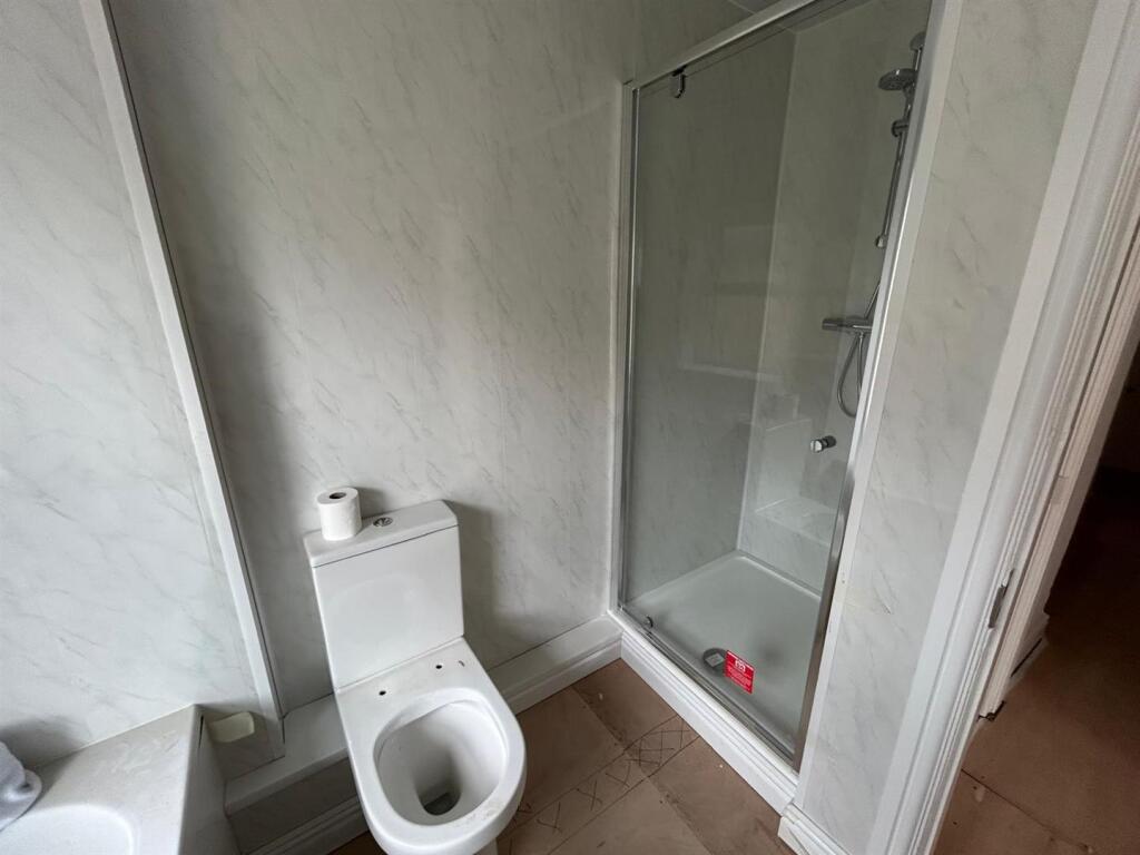 Bathroom (2).jpg