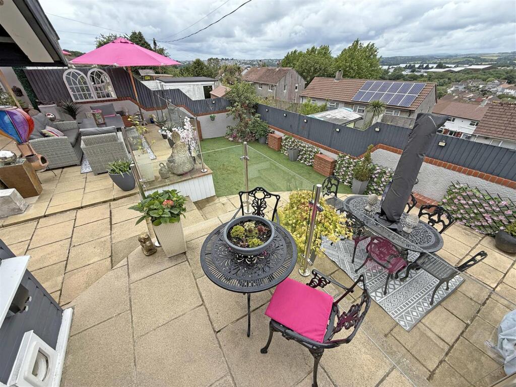 Hawkinge Gardens 34 - Garden.jpg