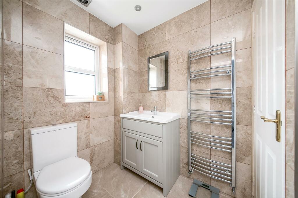EN SUITE SHOWER ROOM