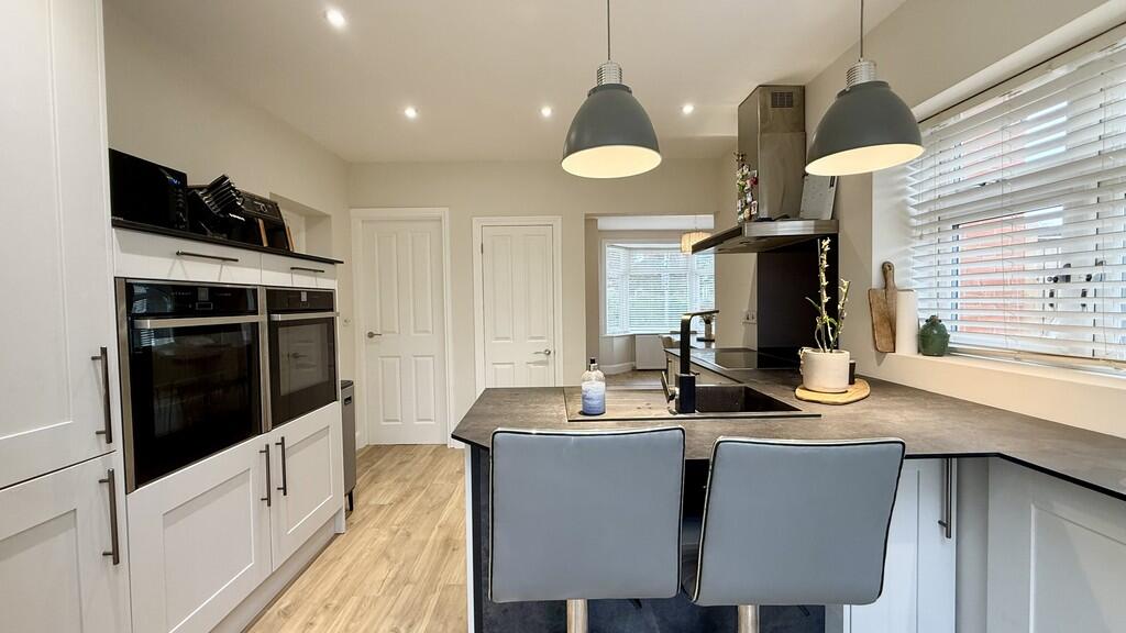 Kitchen/breakfast...