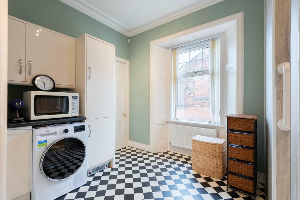 LAUNDRY SHOWER ROOM