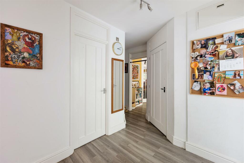 Oakdale Court, E4