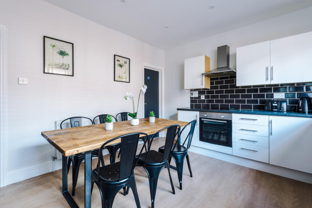 58 Richmond Mount, Living Room 6