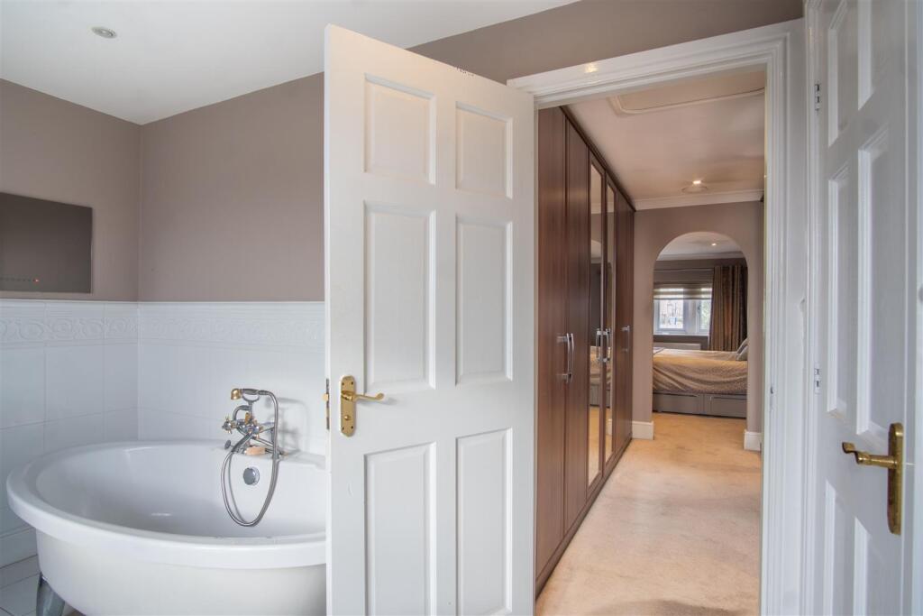 ENSUITE BATHROOM