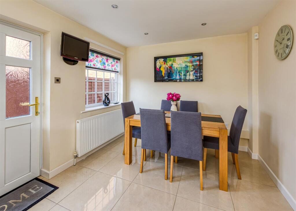 6 Millfields Way-kitchen4.jpg